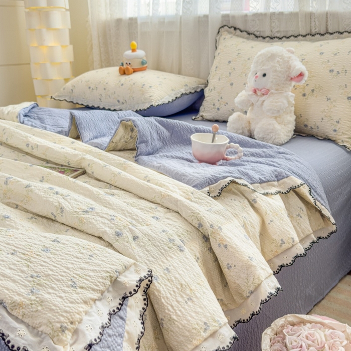 91家纺网 家纺一手货源 找家纺 赫本家纺 2026新款全棉镂空花边云感印花双层纱夏被四件套 青雾花野