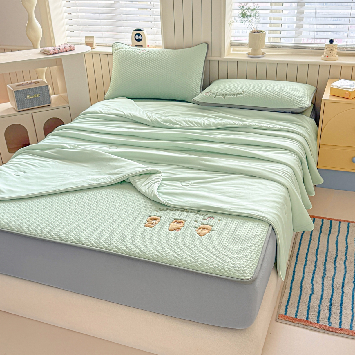 91家纺网 家纺一手货源 找家纺 欧邦 2026新款PE中分子刺绣复合床笠款冰豆豆夏被套件-卡皮巴拉系列 卡皮-绿