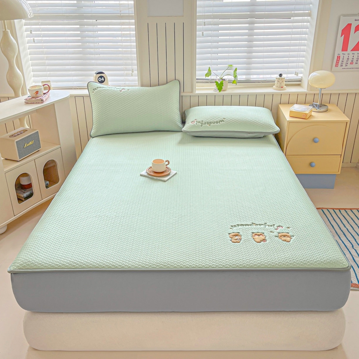 91家纺网 家纺一手货源 找家纺 欧邦 2026新款PE中分子刺绣复合床笠款冰豆豆夏被套件-卡皮巴拉系列 卡皮-绿