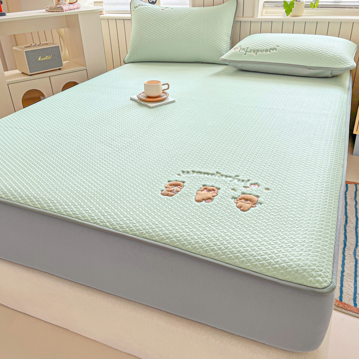 91家纺网 家纺一手货源 找家纺 欧邦 2026新款PE中分子刺绣复合床笠款冰豆豆夏被套件-卡皮巴拉系列 卡皮-绿