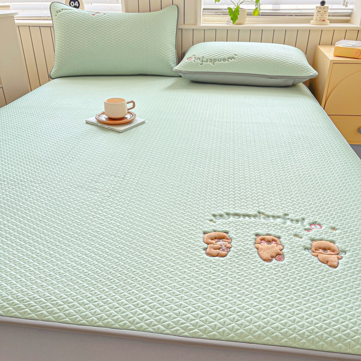 91家纺网 家纺一手货源 找家纺 欧邦 2026新款PE中分子刺绣复合床笠款冰豆豆夏被套件-卡皮巴拉系列 卡皮-绿