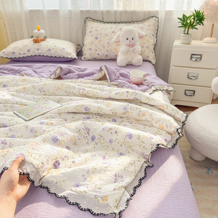 91家纺网 家纺一手货源 找家纺 赫本家纺 2026新款全棉镂空花边云感印花双层纱夏被四件套 晴朗紫