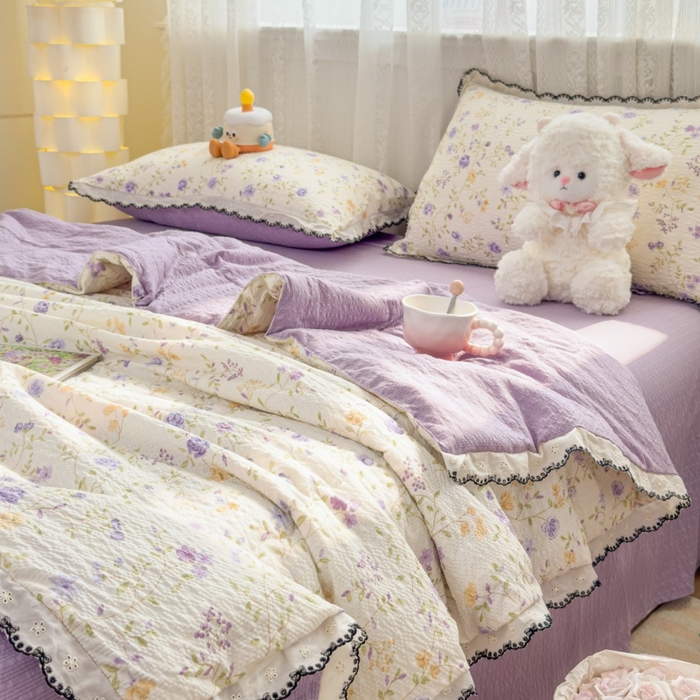 91家纺网 家纺一手货源 找家纺 赫本家纺 2026新款全棉镂空花边云感印花双层纱夏被四件套 晴朗紫
