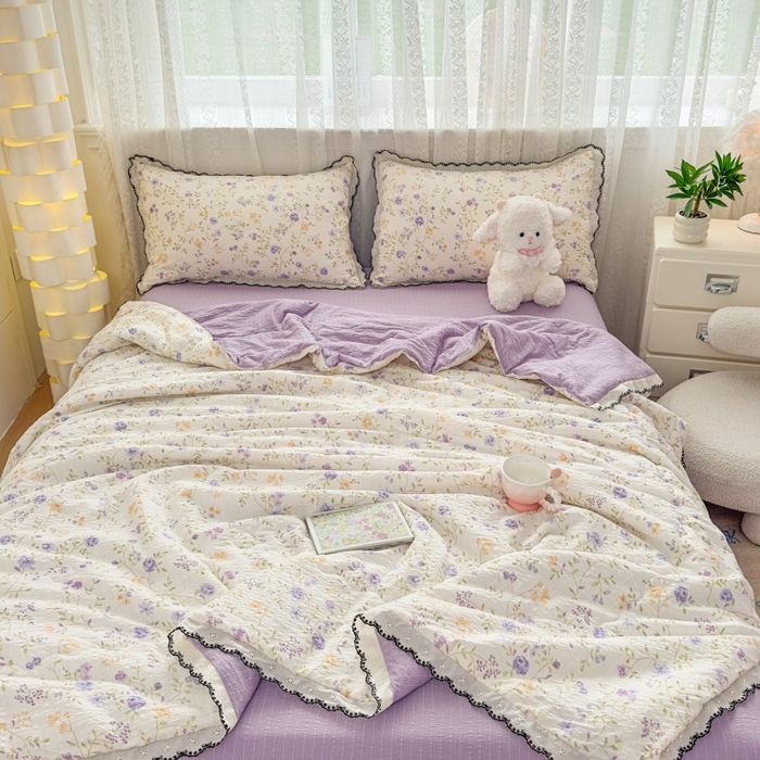 91家纺网 家纺一手货源 找家纺 赫本家纺 2026新款全棉镂空花边云感印花双层纱夏被四件套 晴朗紫
