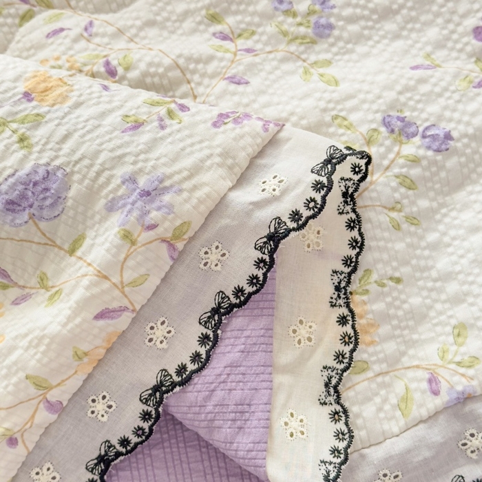 91家纺网 家纺一手货源 找家纺 赫本家纺 2026新款全棉镂空花边云感印花双层纱夏被四件套 晴朗紫