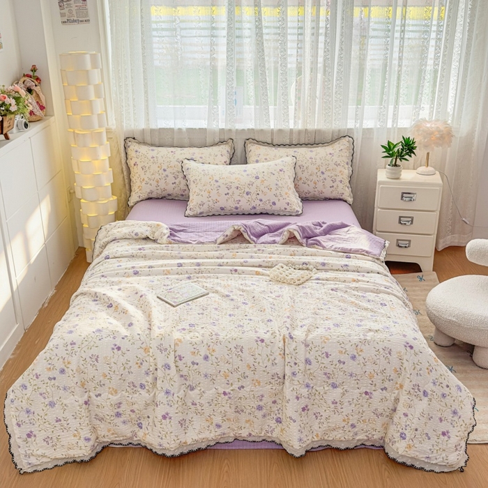 91家纺网 家纺一手货源 找家纺 赫本家纺 2026新款全棉镂空花边云感印花双层纱夏被四件套 晴朗紫