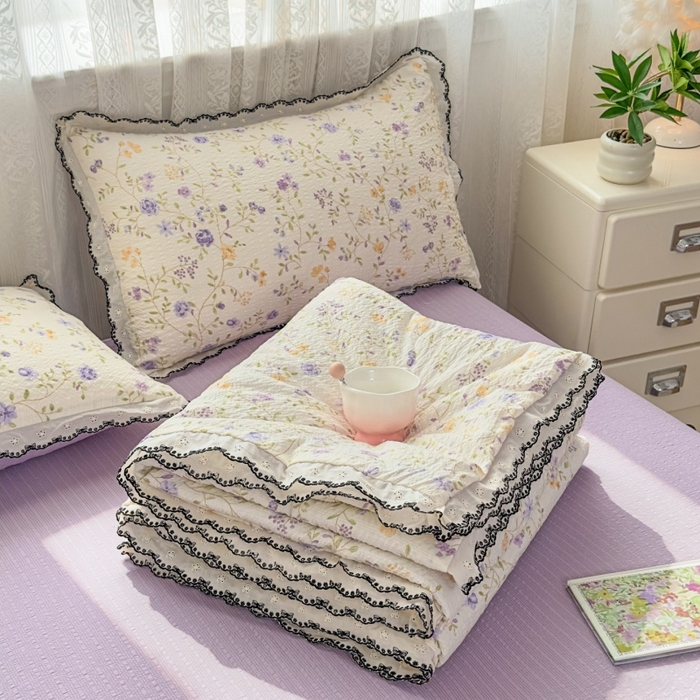 91家纺网 家纺一手货源 找家纺 赫本家纺 2026新款全棉镂空花边云感印花双层纱夏被四件套 晴朗紫