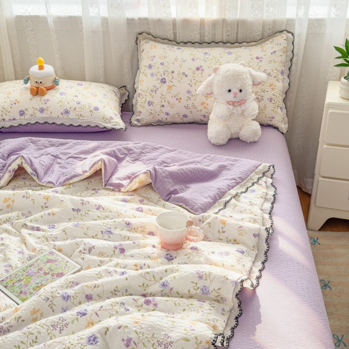 91家纺网 家纺一手货源 找家纺 赫本家纺 2026新款全棉镂空花边云感印花双层纱夏被四件套 晴朗紫