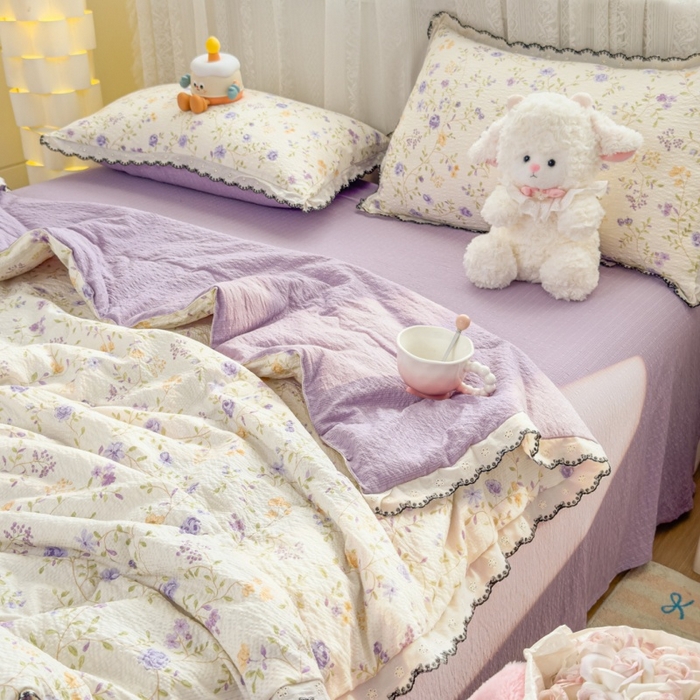 91家纺网 家纺一手货源 找家纺 赫本家纺 2026新款全棉镂空花边云感印花双层纱夏被四件套 晴朗紫