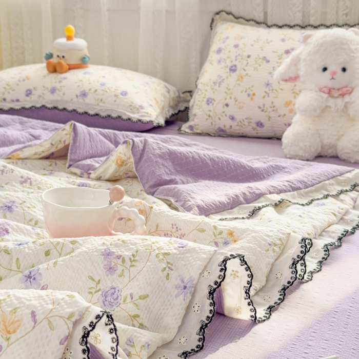 91家纺网 家纺一手货源 找家纺 赫本家纺 2026新款全棉镂空花边云感印花双层纱夏被四件套 晴朗紫