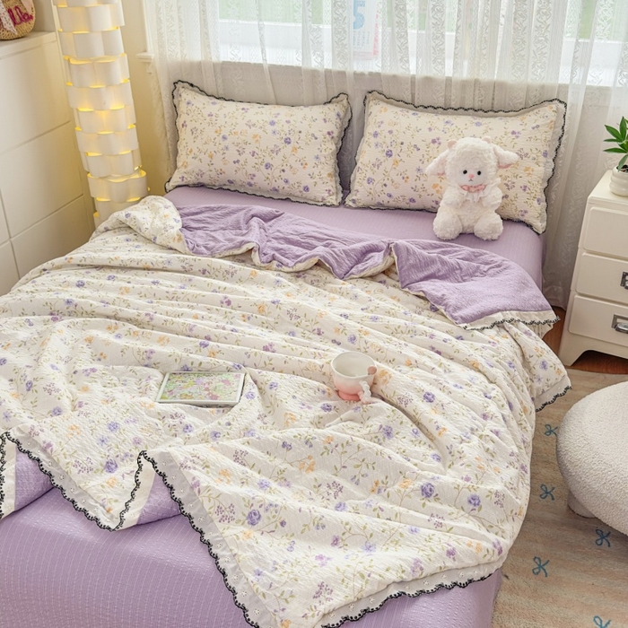 91家纺网 家纺一手货源 找家纺 赫本家纺 2026新款全棉镂空花边云感印花双层纱夏被四件套 晴朗紫