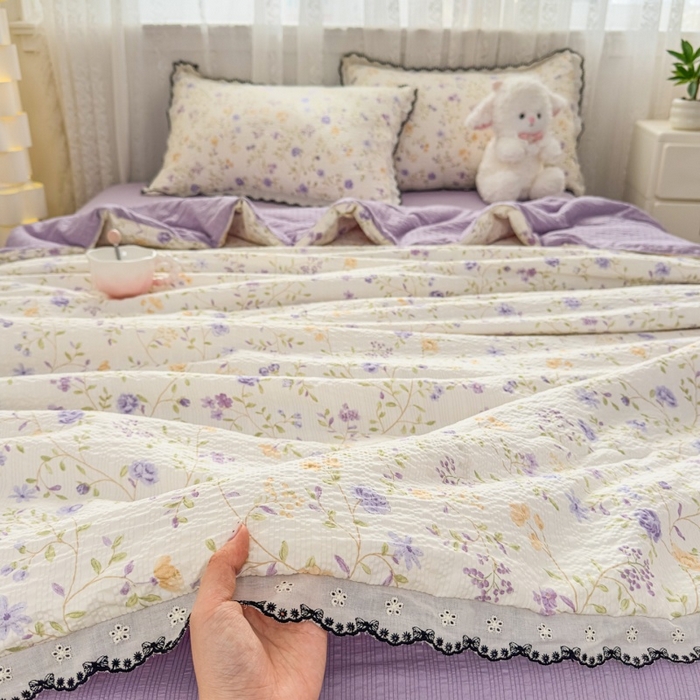 91家纺网 家纺一手货源 找家纺 赫本家纺 2026新款全棉镂空花边云感印花双层纱夏被四件套 晴朗紫