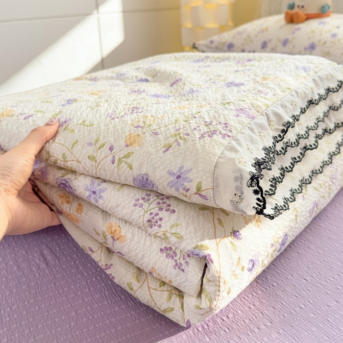 91家纺网 家纺一手货源 找家纺 赫本家纺 2026新款全棉镂空花边云感印花双层纱夏被四件套 晴朗紫
