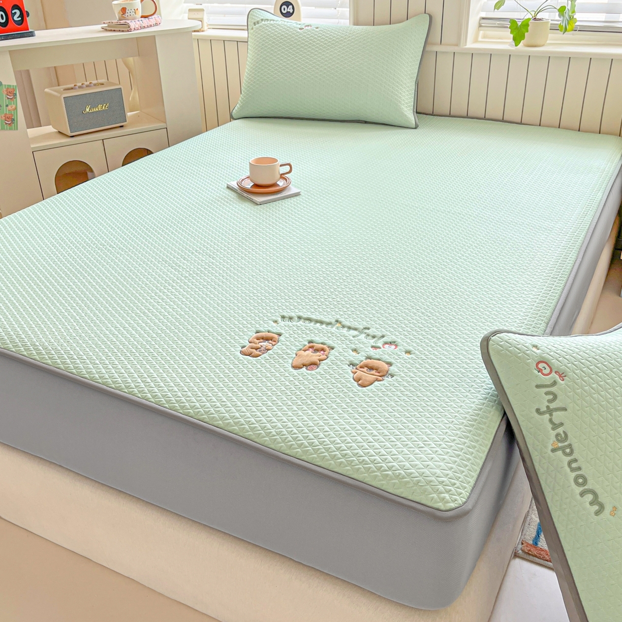 91家纺网 家纺一手货源 找家纺 欧邦 2026新款PE中分子刺绣复合床笠款冰豆豆夏被套件-卡皮巴拉系列 卡皮-绿