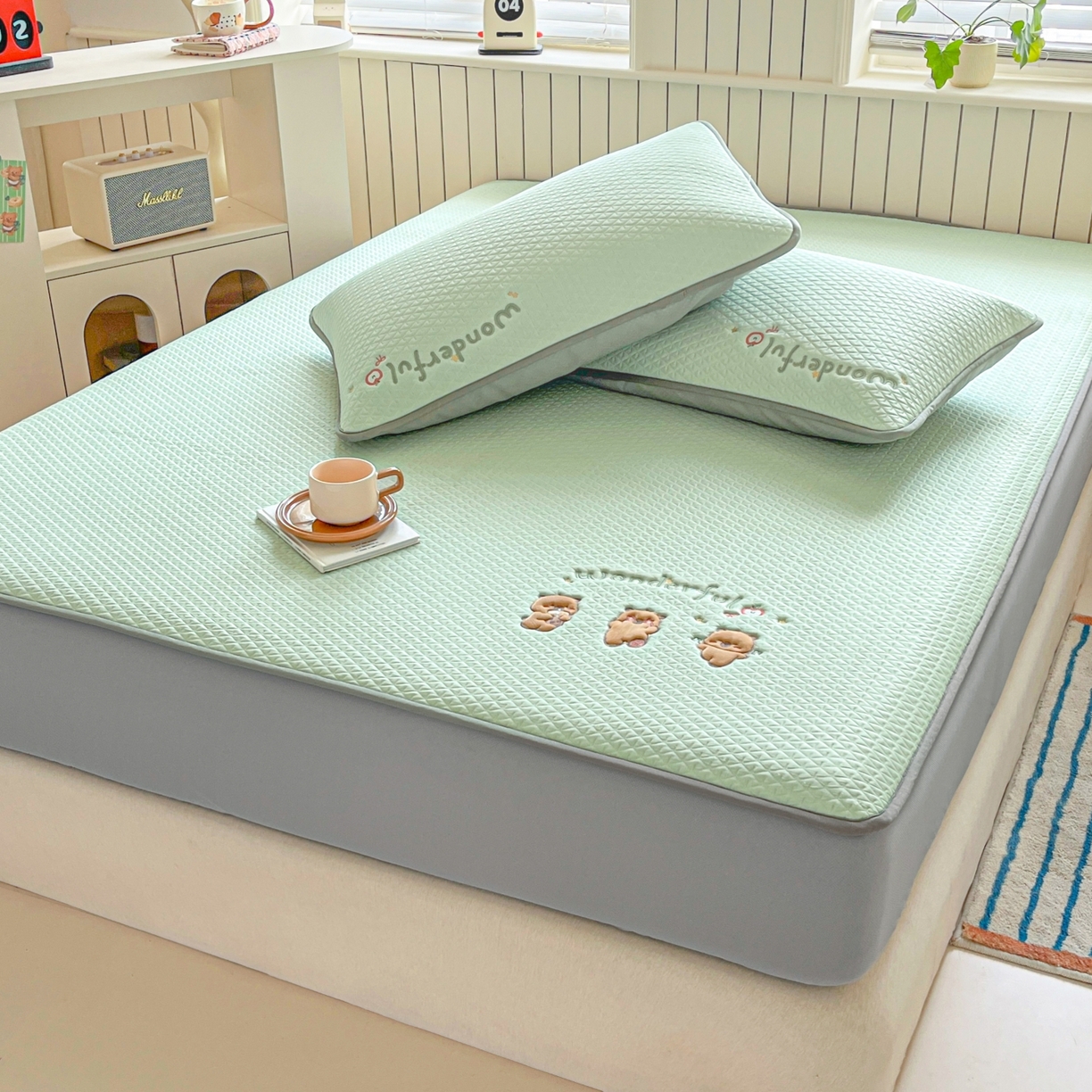 91家纺网 家纺一手货源 找家纺 欧邦 2026新款PE中分子刺绣复合床笠款冰豆豆夏被套件-卡皮巴拉系列 卡皮-绿