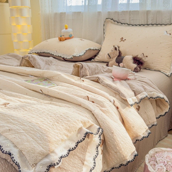 91家纺网 家纺一手货源 找家纺 赫本家纺 2026新款全棉镂空花边云感印花双层纱夏被四件套 软萌小马