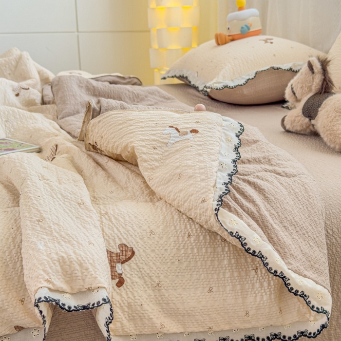 91家纺网 家纺一手货源 找家纺 赫本家纺 2026新款全棉镂空花边云感印花双层纱夏被四件套 软萌小马