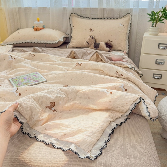 91家纺网 家纺一手货源 找家纺 赫本家纺 2026新款全棉镂空花边云感印花双层纱夏被四件套 软萌小马