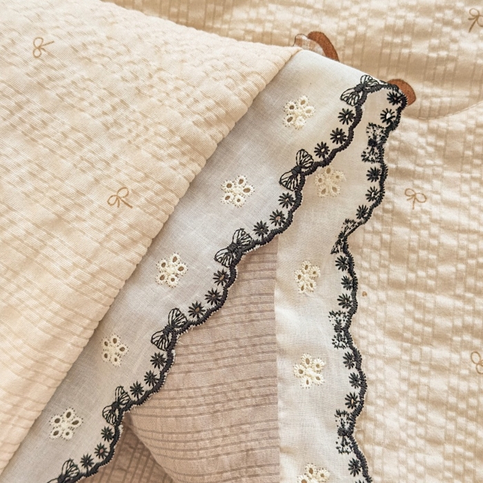 91家纺网 家纺一手货源 找家纺 赫本家纺 2026新款全棉镂空花边云感印花双层纱夏被四件套 软萌小马