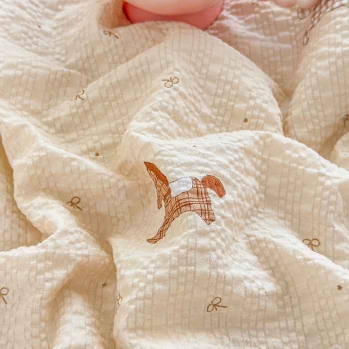 91家纺网 家纺一手货源 找家纺 赫本家纺 2026新款全棉镂空花边云感印花双层纱夏被四件套 软萌小马