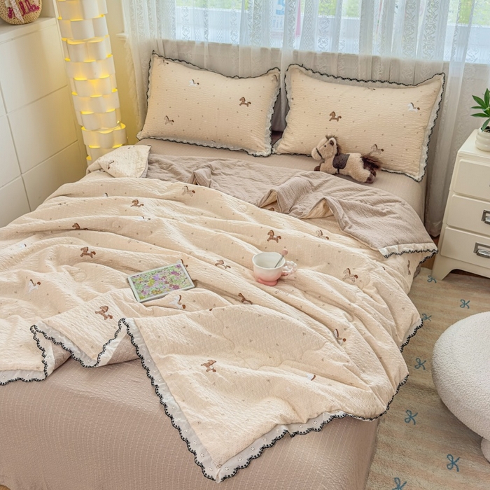 91家纺网 家纺一手货源 找家纺 赫本家纺 2026新款全棉镂空花边云感印花双层纱夏被四件套 软萌小马