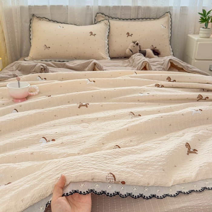 91家纺网 家纺一手货源 找家纺 赫本家纺 2026新款全棉镂空花边云感印花双层纱夏被四件套 软萌小马