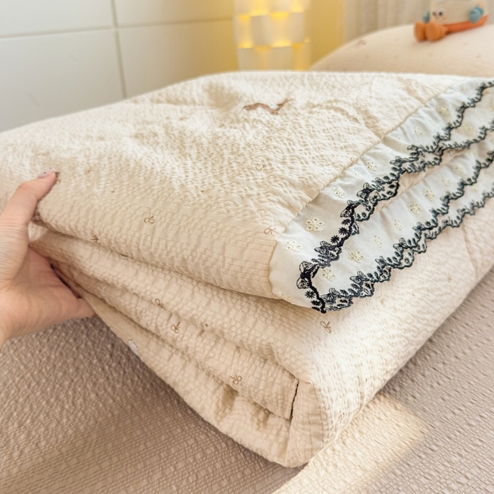 91家纺网 家纺一手货源 找家纺 赫本家纺 2026新款全棉镂空花边云感印花双层纱夏被四件套 软萌小马