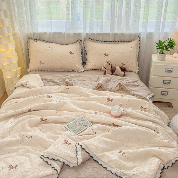 91家纺网 家纺一手货源 找家纺 赫本家纺 2026新款全棉镂空花边云感印花双层纱夏被四件套 软萌小马