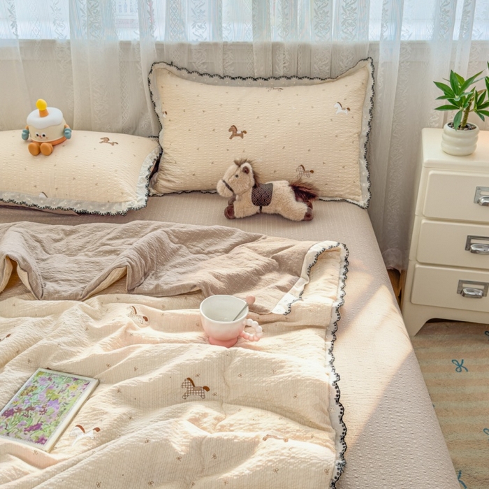 91家纺网 家纺一手货源 找家纺 赫本家纺 2026新款全棉镂空花边云感印花双层纱夏被四件套 软萌小马