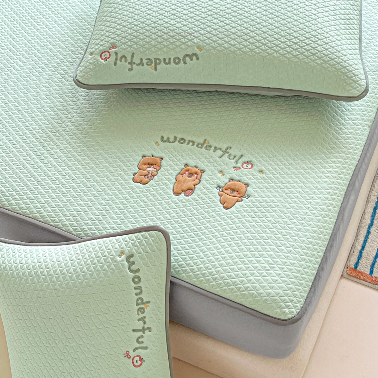 91家纺网 家纺一手货源 找家纺 欧邦 2026新款PE中分子刺绣复合床笠款冰豆豆夏被套件-卡皮巴拉系列 卡皮-绿