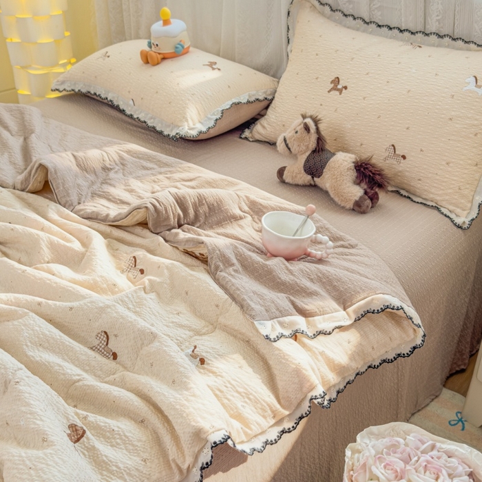 91家纺网 家纺一手货源 找家纺 赫本家纺 2026新款全棉镂空花边云感印花双层纱夏被四件套 软萌小马