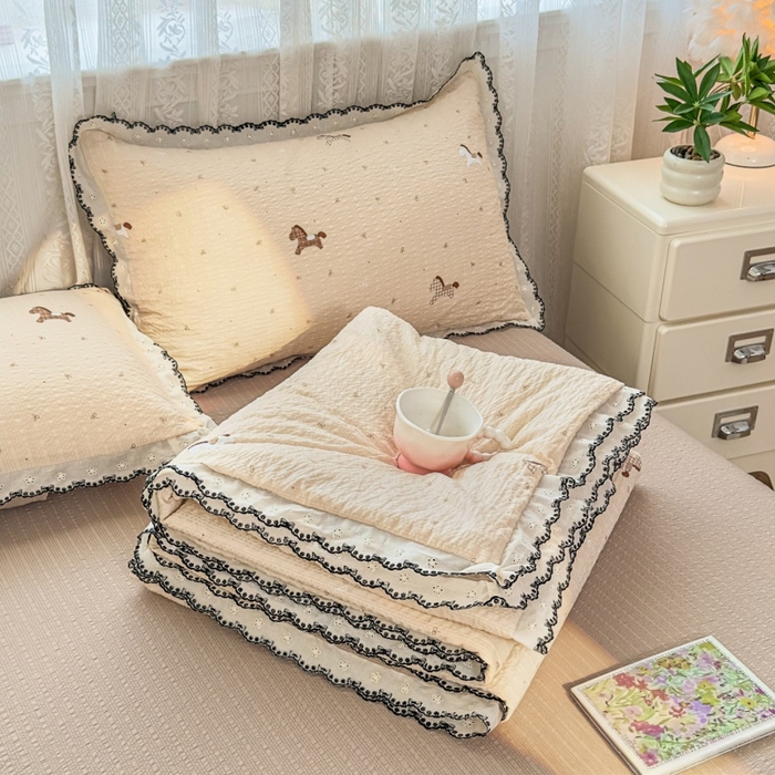 91家纺网 家纺一手货源 找家纺 赫本家纺 2026新款全棉镂空花边云感印花双层纱夏被四件套 软萌小马