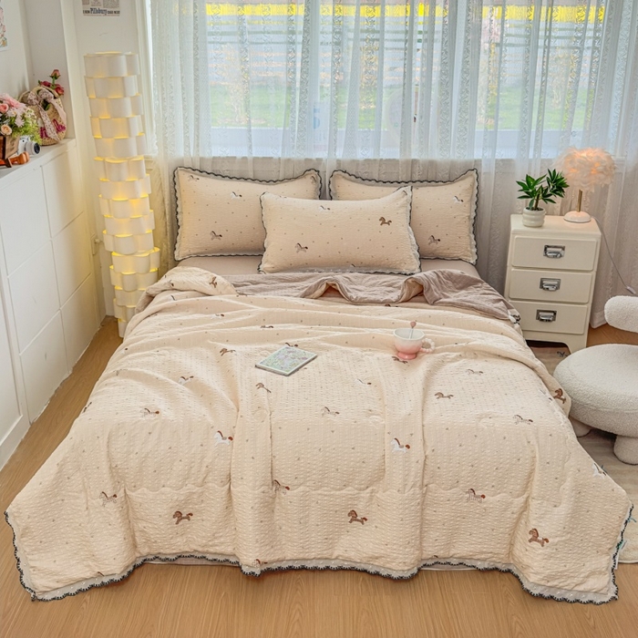 91家纺网 家纺一手货源 找家纺 赫本家纺 2026新款全棉镂空花边云感印花双层纱夏被四件套 软萌小马