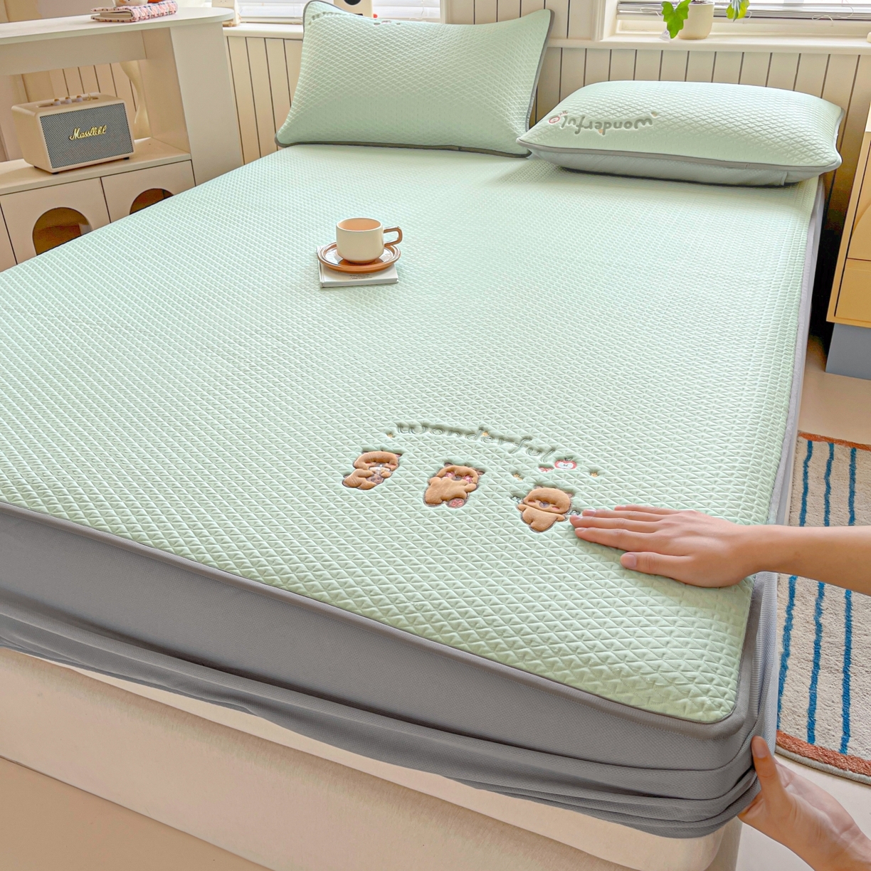 91家纺网 家纺一手货源 找家纺 欧邦 2026新款PE中分子刺绣复合床笠款冰豆豆夏被套件-卡皮巴拉系列 卡皮-绿