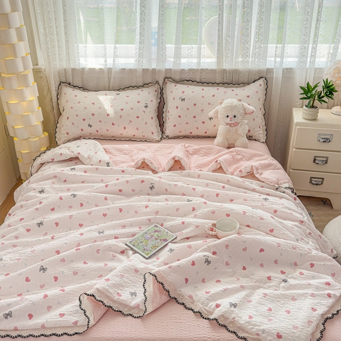 91家纺网 家纺一手货源 找家纺 赫本家纺 2026新款全棉镂空花边云感印花双层纱夏被四件套 桃桃甜心