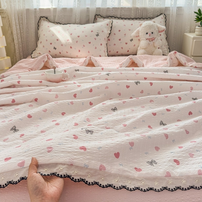 91家纺网 家纺一手货源 找家纺 赫本家纺 2026新款全棉镂空花边云感印花双层纱夏被四件套 桃桃甜心