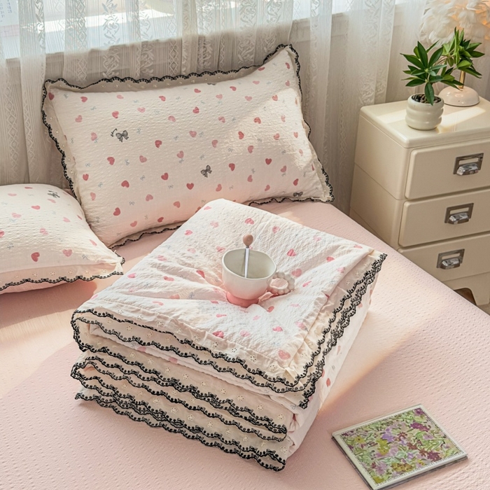 91家纺网 家纺一手货源 找家纺 赫本家纺 2026新款全棉镂空花边云感印花双层纱夏被四件套 桃桃甜心