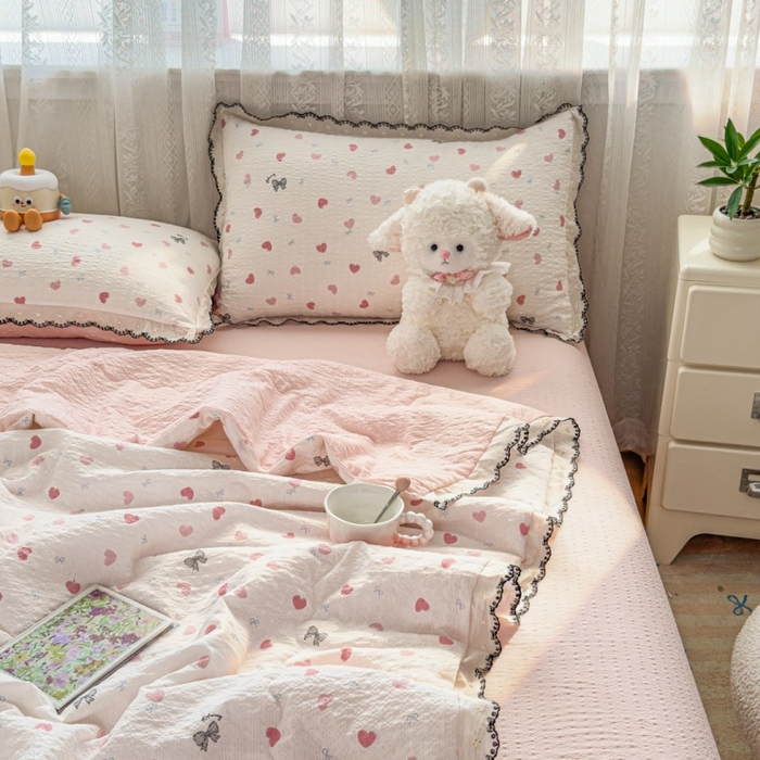 91家纺网 家纺一手货源 找家纺 赫本家纺 2026新款全棉镂空花边云感印花双层纱夏被四件套 桃桃甜心