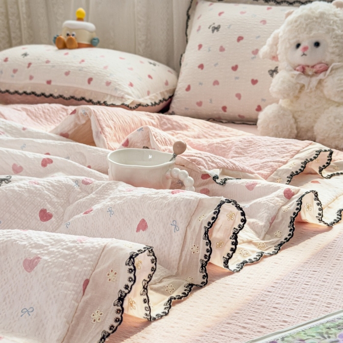 91家纺网 家纺一手货源 找家纺 赫本家纺 2026新款全棉镂空花边云感印花双层纱夏被四件套 桃桃甜心