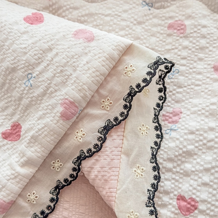 91家纺网 家纺一手货源 找家纺 赫本家纺 2026新款全棉镂空花边云感印花双层纱夏被四件套 桃桃甜心