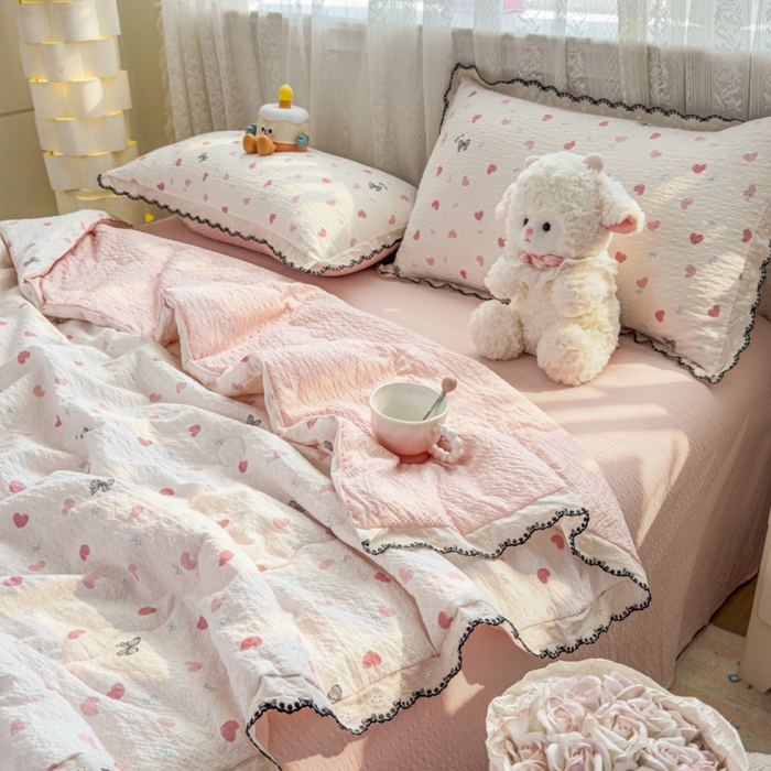 91家纺网 家纺一手货源 找家纺 赫本家纺 2026新款全棉镂空花边云感印花双层纱夏被四件套 桃桃甜心