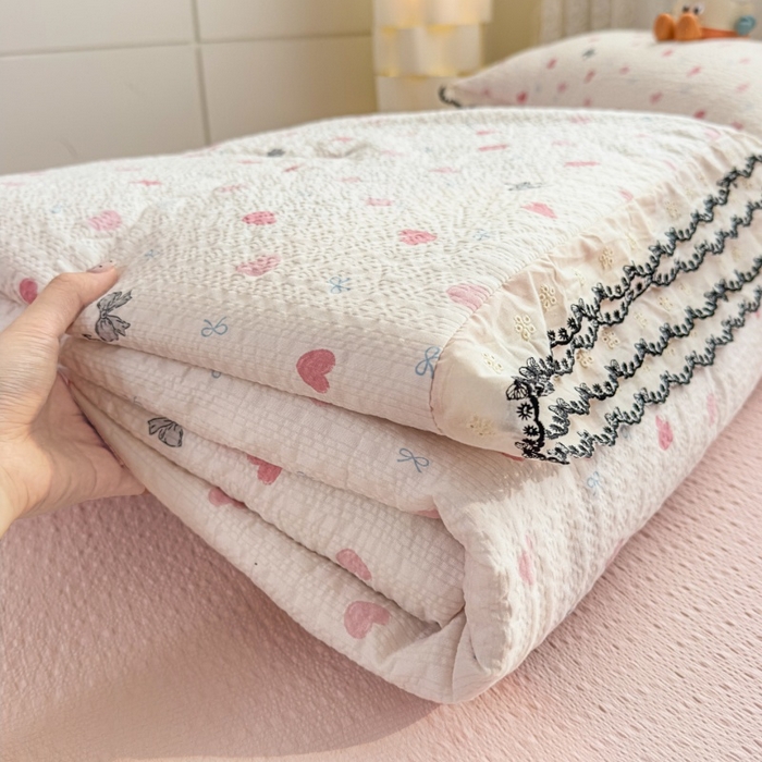 91家纺网 家纺一手货源 找家纺 赫本家纺 2026新款全棉镂空花边云感印花双层纱夏被四件套 桃桃甜心