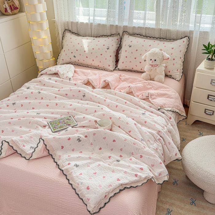 91家纺网 家纺一手货源 找家纺 赫本家纺 2026新款全棉镂空花边云感印花双层纱夏被四件套 桃桃甜心