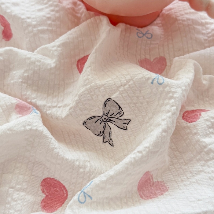 91家纺网 家纺一手货源 找家纺 赫本家纺 2026新款全棉镂空花边云感印花双层纱夏被四件套 桃桃甜心