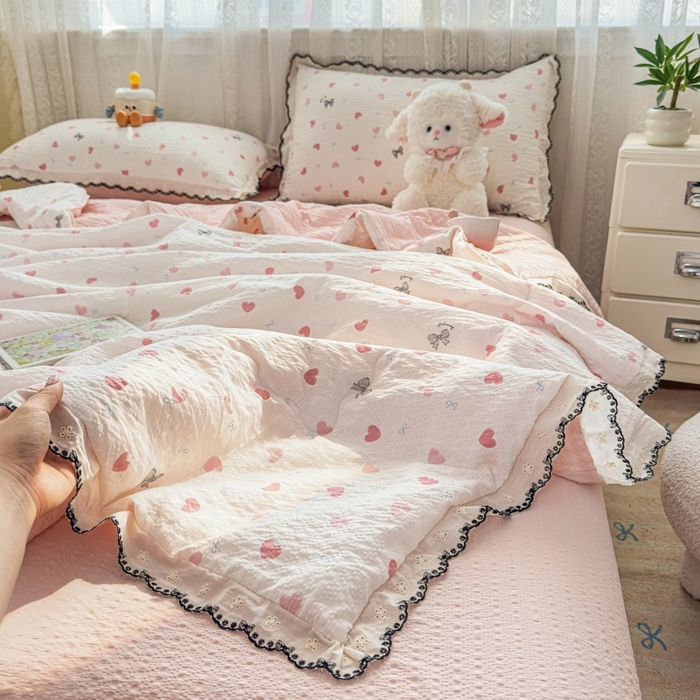 91家纺网 家纺一手货源 找家纺 赫本家纺 2026新款全棉镂空花边云感印花双层纱夏被四件套 桃桃甜心