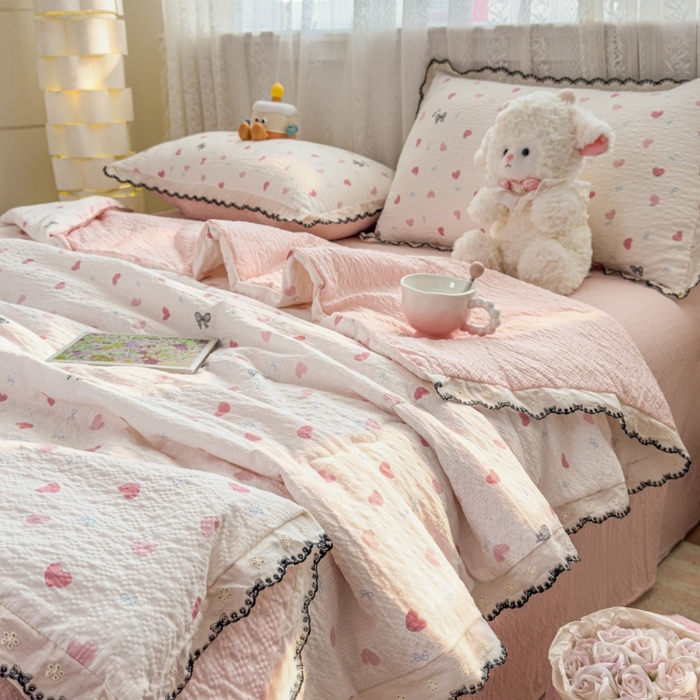 91家纺网 家纺一手货源 找家纺 赫本家纺 2026新款全棉镂空花边云感印花双层纱夏被四件套 桃桃甜心