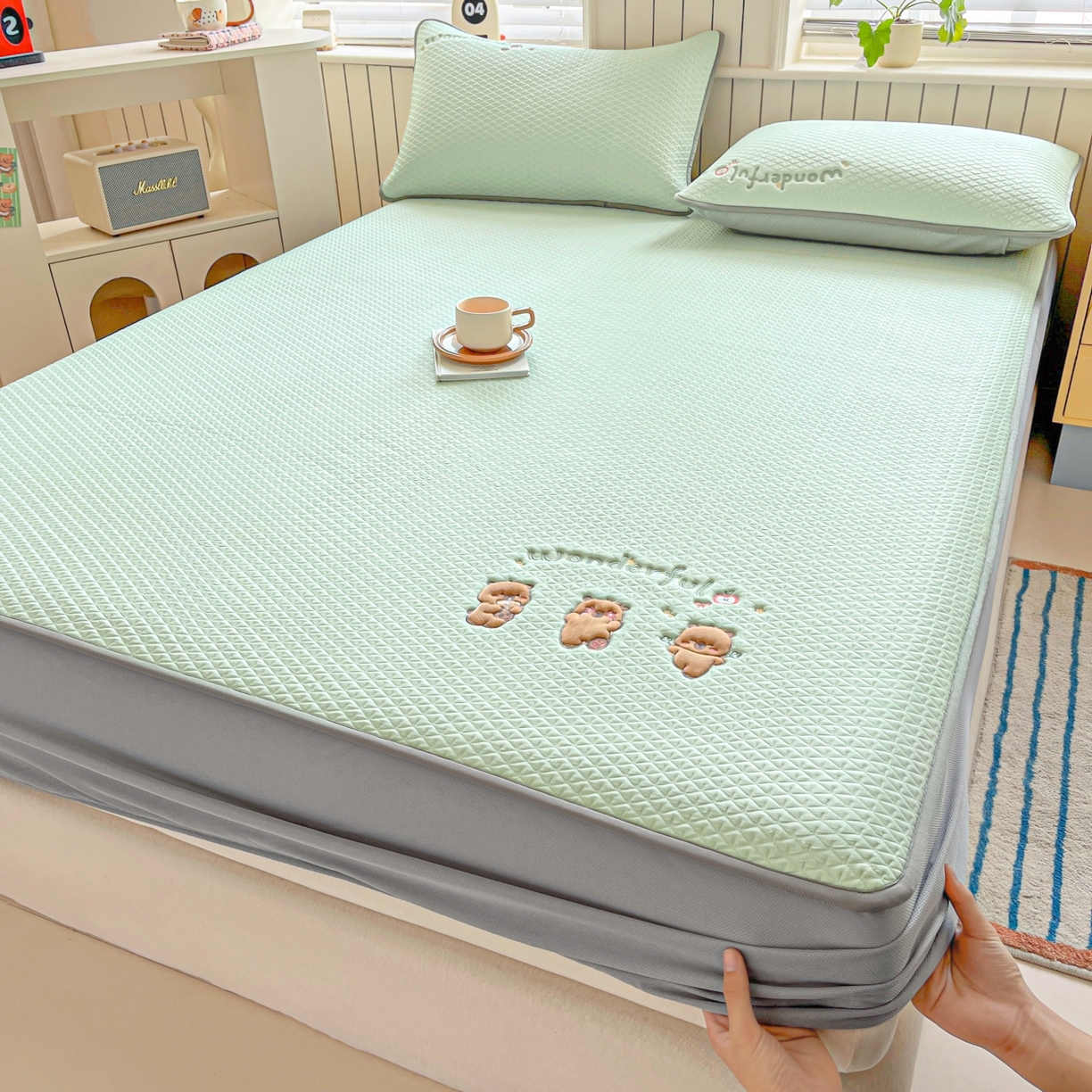 91家纺网 家纺一手货源 找家纺 欧邦 2026新款PE中分子刺绣复合床笠款冰豆豆夏被套件-卡皮巴拉系列 卡皮-绿