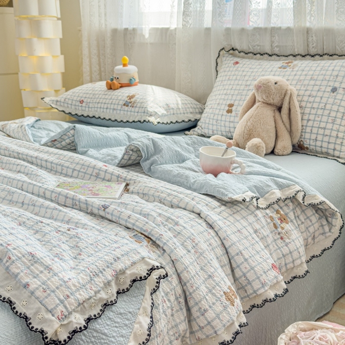 91家纺网 家纺一手货源 找家纺 赫本家纺 2026新款全棉镂空花边云感印花双层纱夏被四件套 雾蓝格小兔