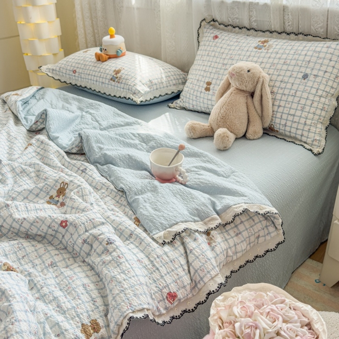 91家纺网 家纺一手货源 找家纺 赫本家纺 2026新款全棉镂空花边云感印花双层纱夏被四件套 雾蓝格小兔