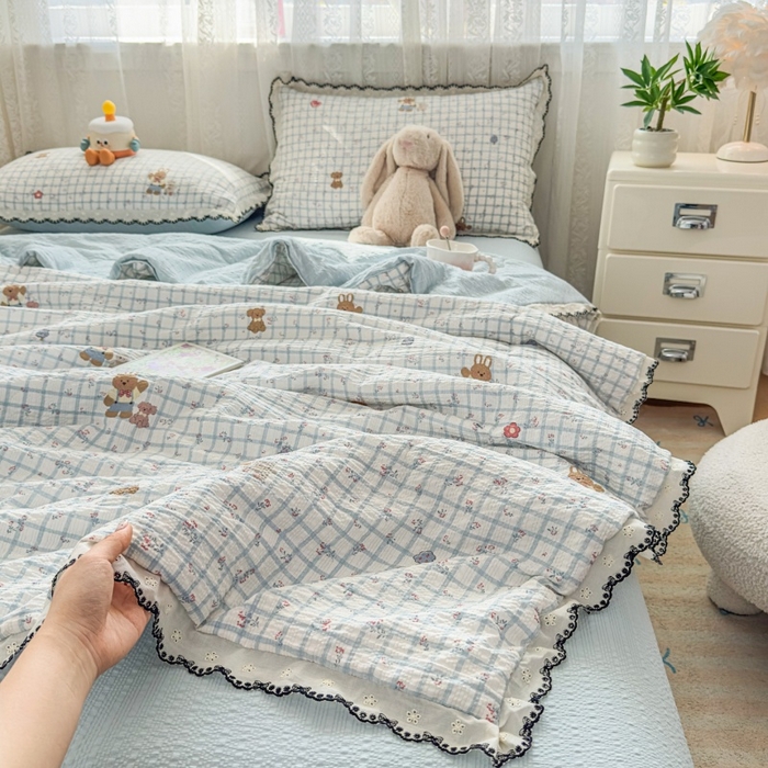91家纺网 家纺一手货源 找家纺 赫本家纺 2026新款全棉镂空花边云感印花双层纱夏被四件套 雾蓝格小兔